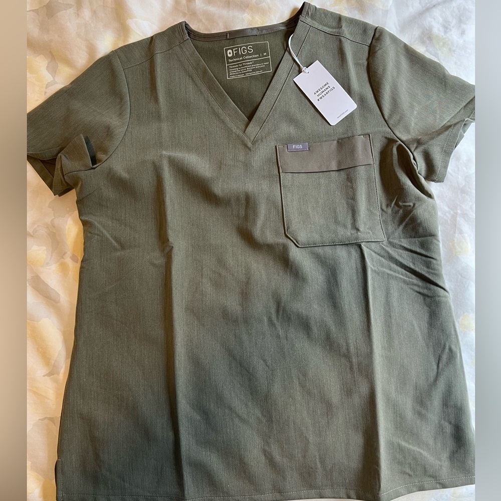 Figs Heathered Olive scrub top in medium